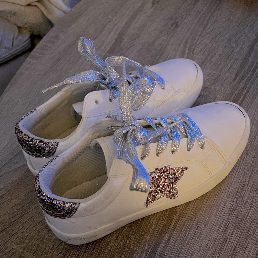 Just fab
White Sneakers with Glitter Star and Silver Laces
Little girl size 2